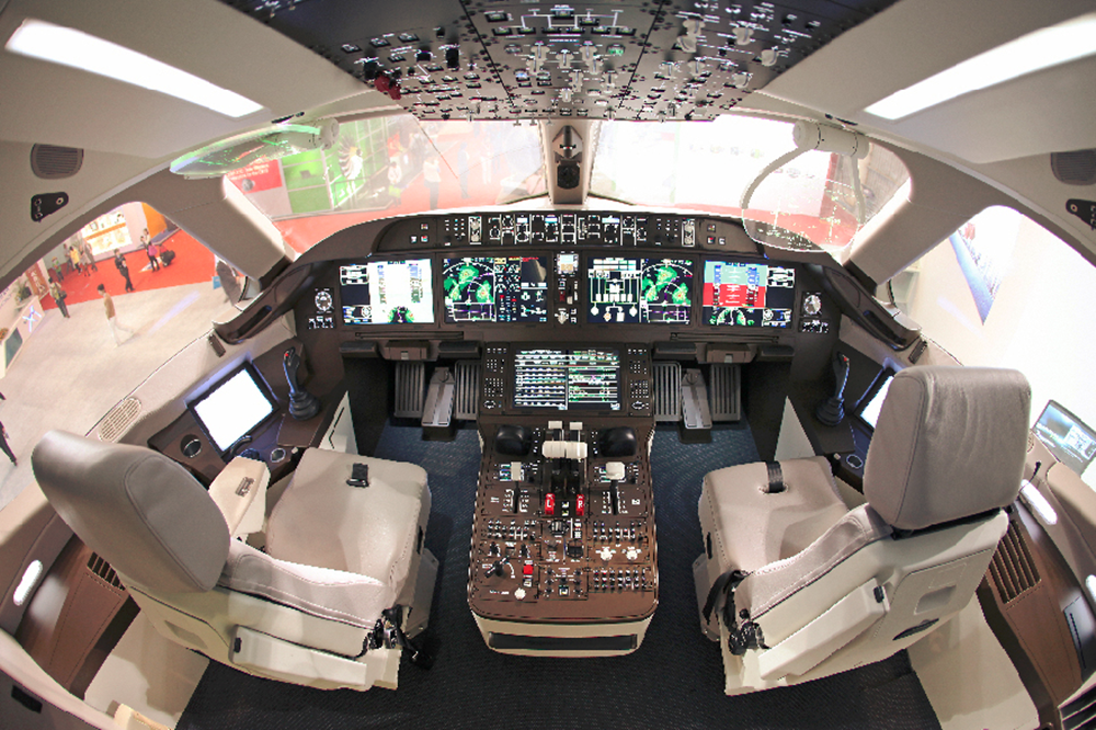 目前,c919已经获得全球23家用户570架订单图为驾驶舱照片