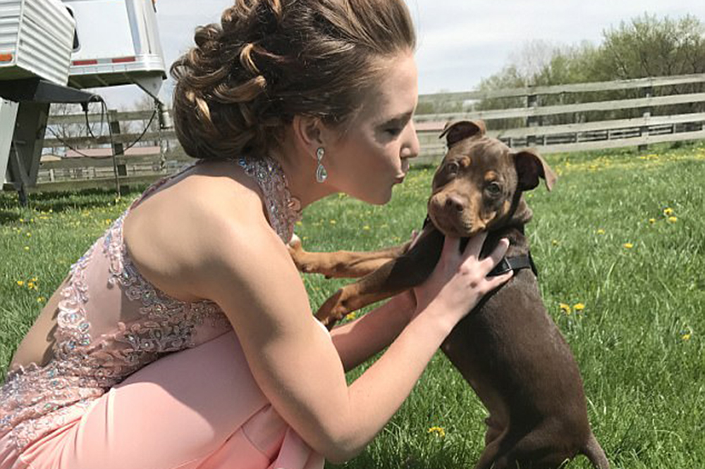 图为kaycee身穿着美丽的桃色舞裙