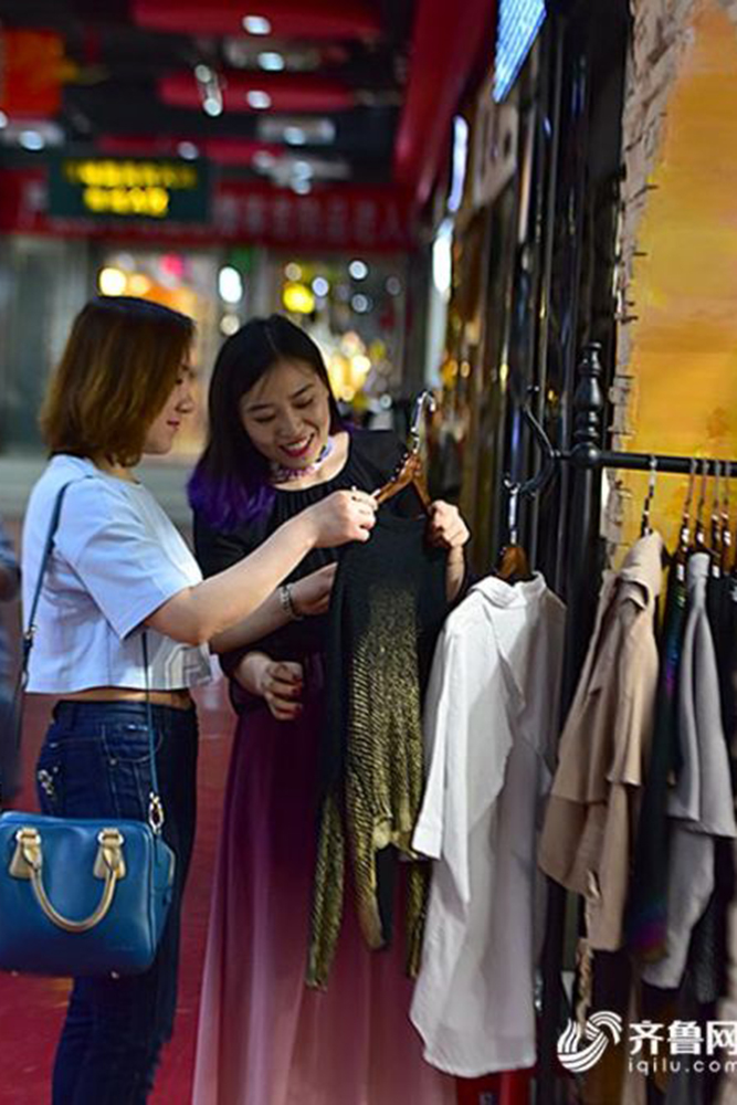 90后陪客户逛街购物 一小时能赚300元