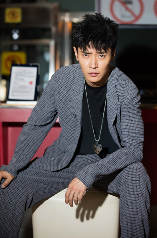 张丹峰机场街拍曝光 格纹休闲西装演绎简约绅士风