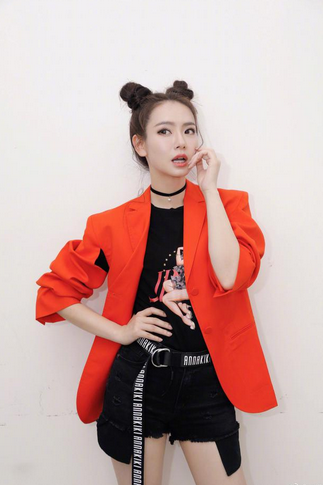 戚薇双丸子头俏皮可爱 网友调侃似哪吒