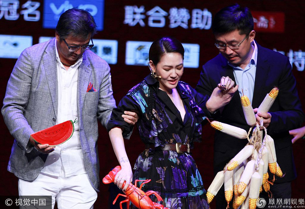 小s被王伟忠抓手摸脸 坐轮椅获搀扶狂抛飞吻