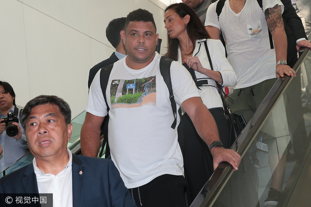 现身香港露双下巴大肚腩