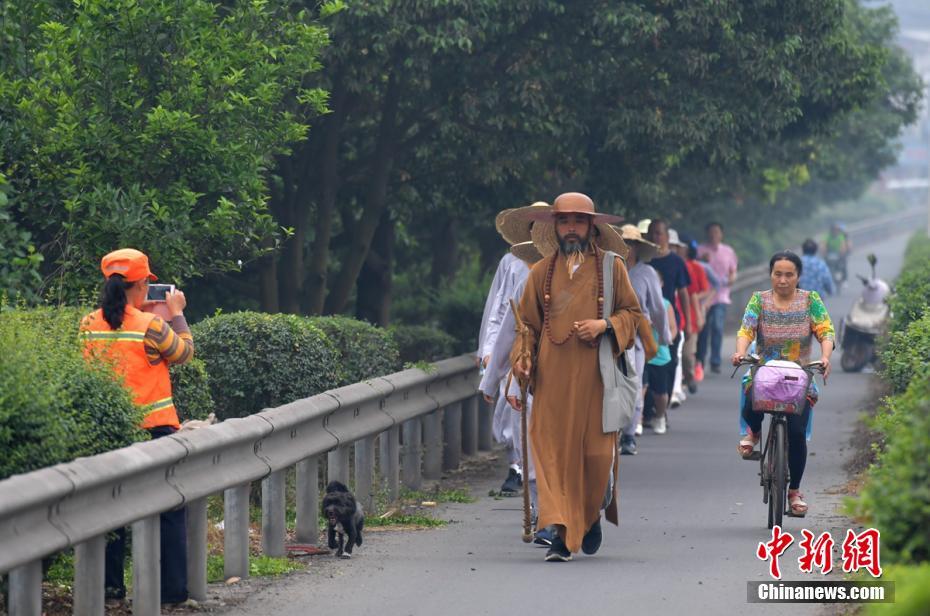 上海13名僧人行腳2600公里抵達峨眉山