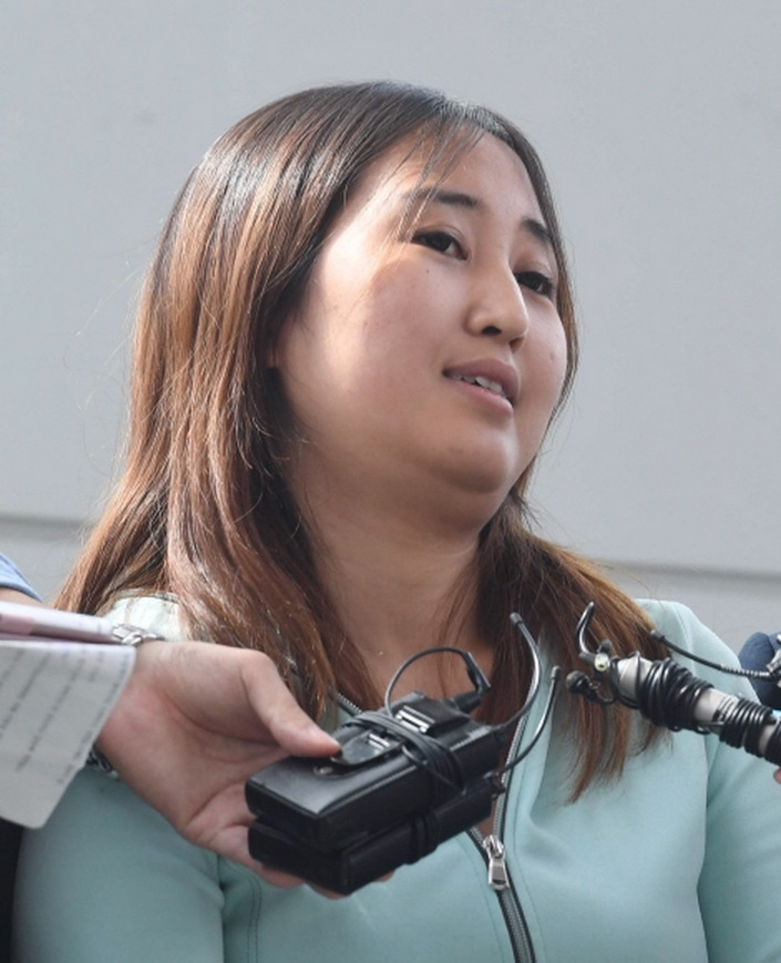 崔顺实之女郑维罗抵达韩国 蓝布盖着手铐