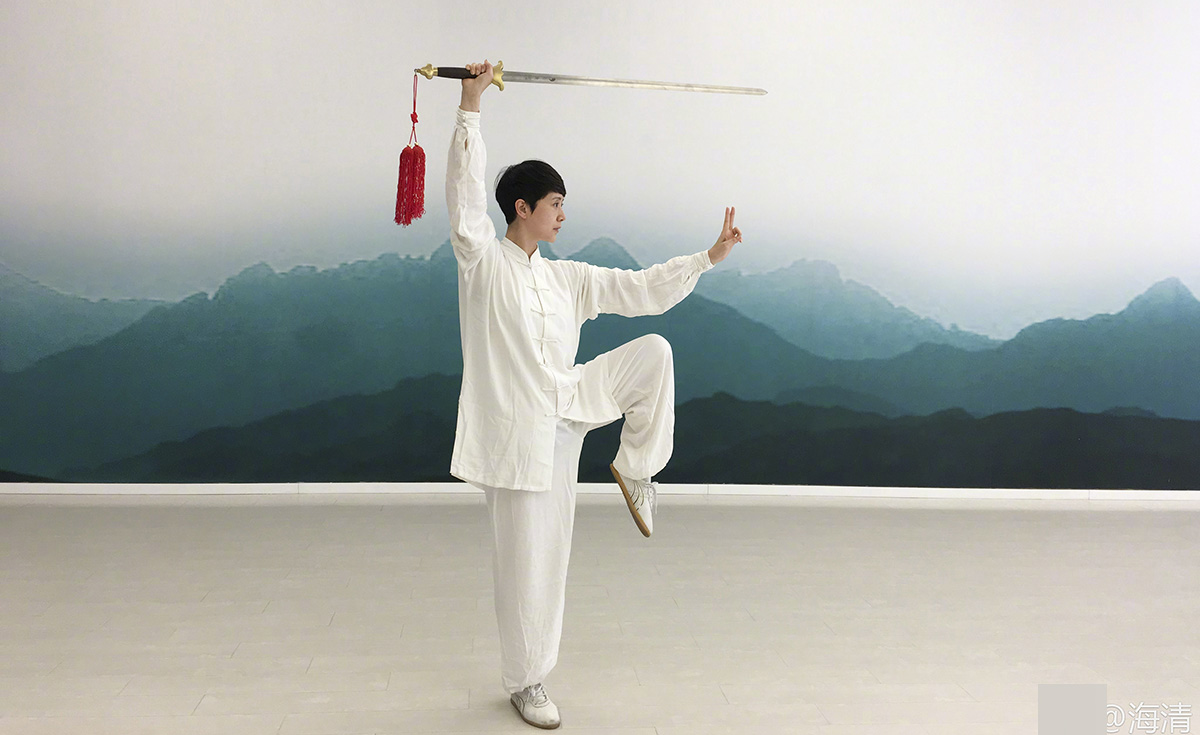 海清白衣耍剑练太极 化身一代宗师