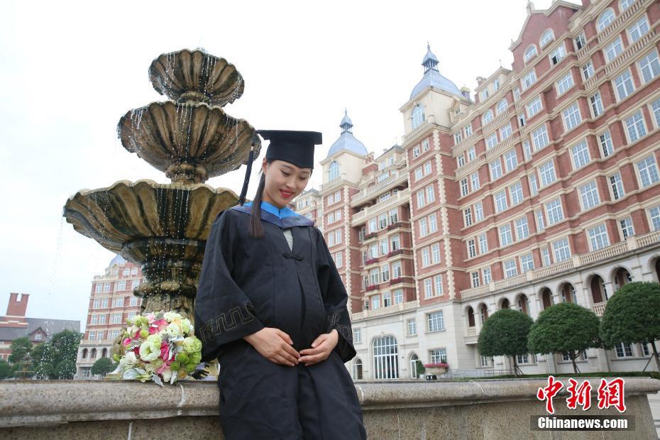 22岁女大学生拍大肚毕业照走红网络