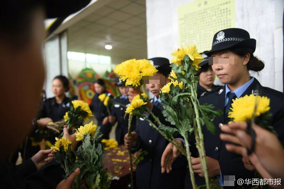 缉毒警察追悼会今举行 曾受救助老人痛哭