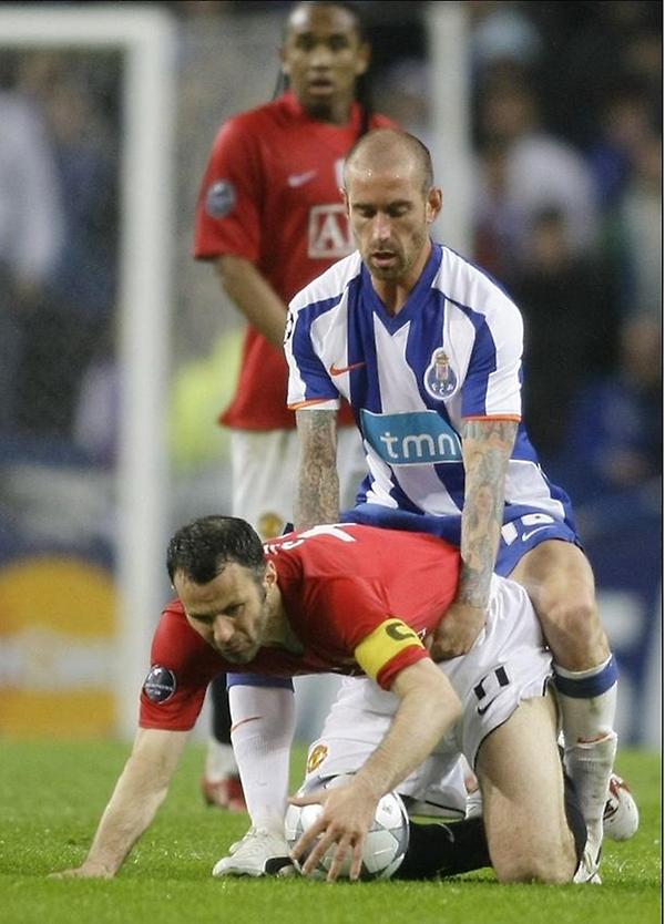 后来两个孩子不打架了,改拼刺刀了"老师,他拿针戳我!