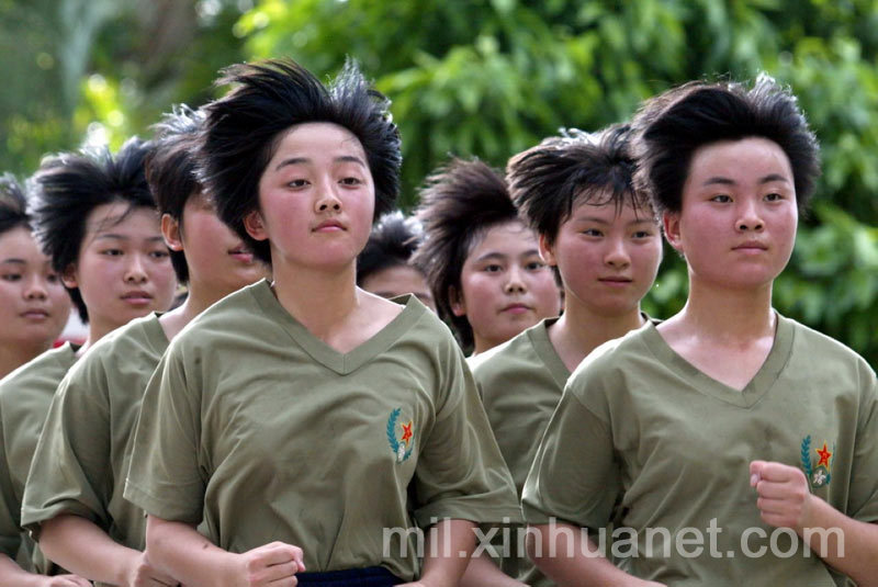 2002年6月,驻香港部队女兵在添马舰军营跑步健身 王建民摄
