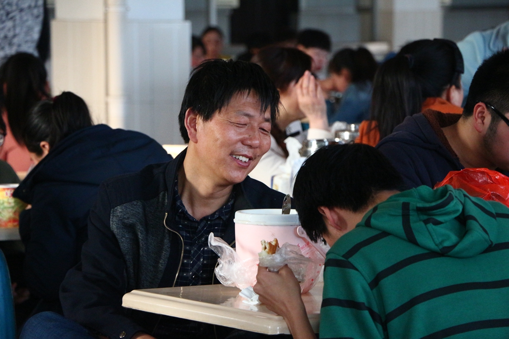 父母们的"送饭故事"(图)