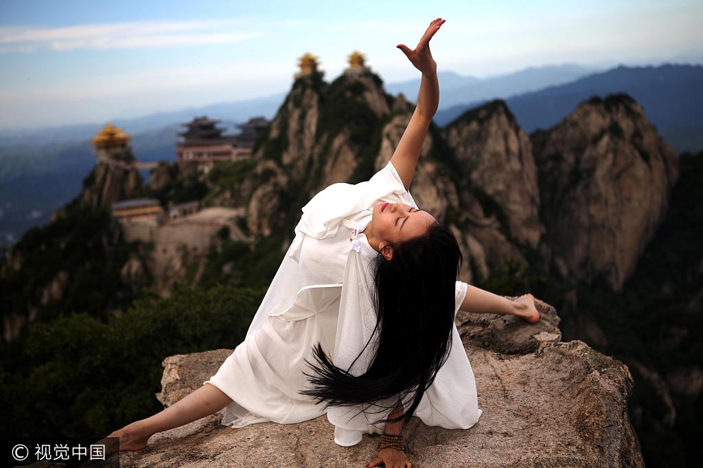 瑜伽女神2200米悬崖展功夫 傲人身材一览无余