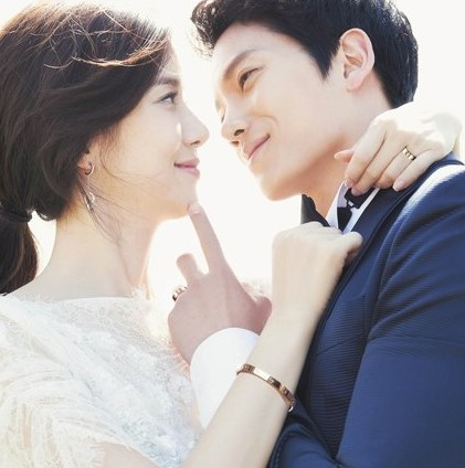 凤凰网娱乐讯 近日,韩国演员池城通过ig公开了正在旅行的老婆李宝英与