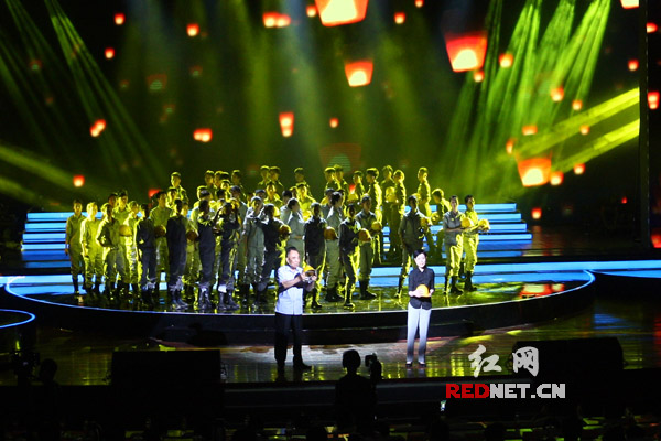 17日晚,"大爱星城"省会长沙2017年抗洪赈灾晚会在长沙人民会堂举行.