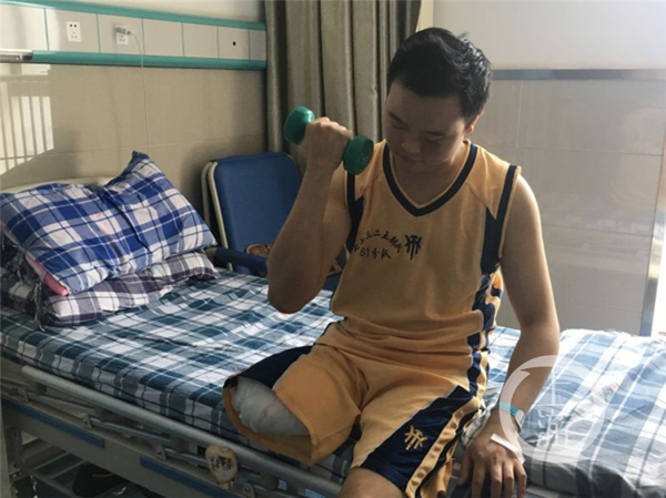 勇救横穿铁轨老人被截肢,重庆小伙徐前凯已能拄拐行走_凤凰健康