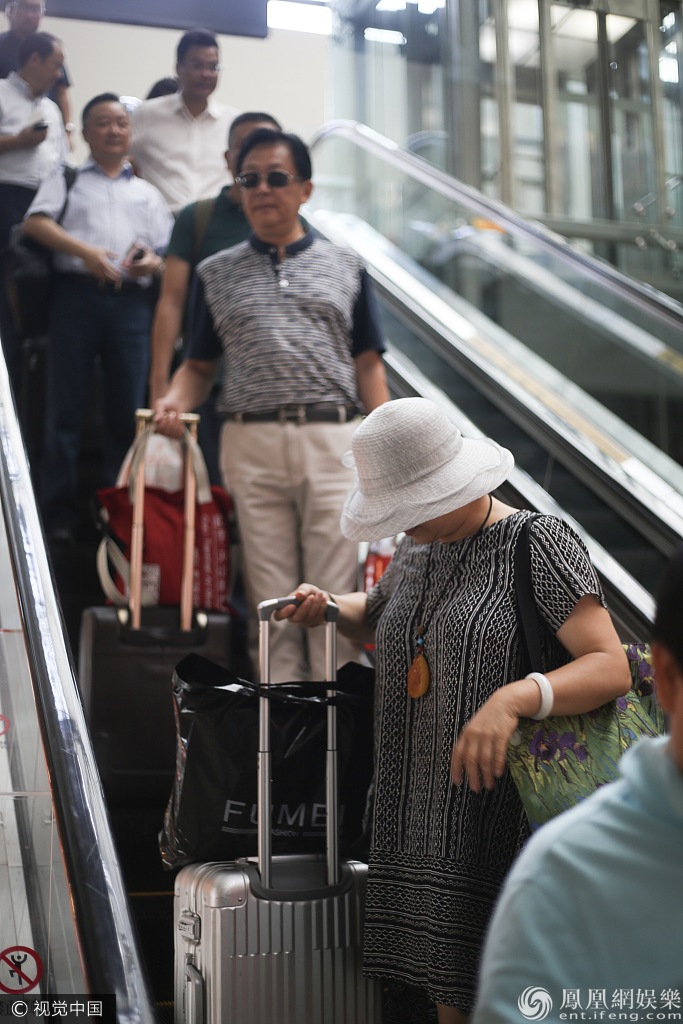 唐国强polo衫墨镜气场非凡 妻子身后身后装扮朴素