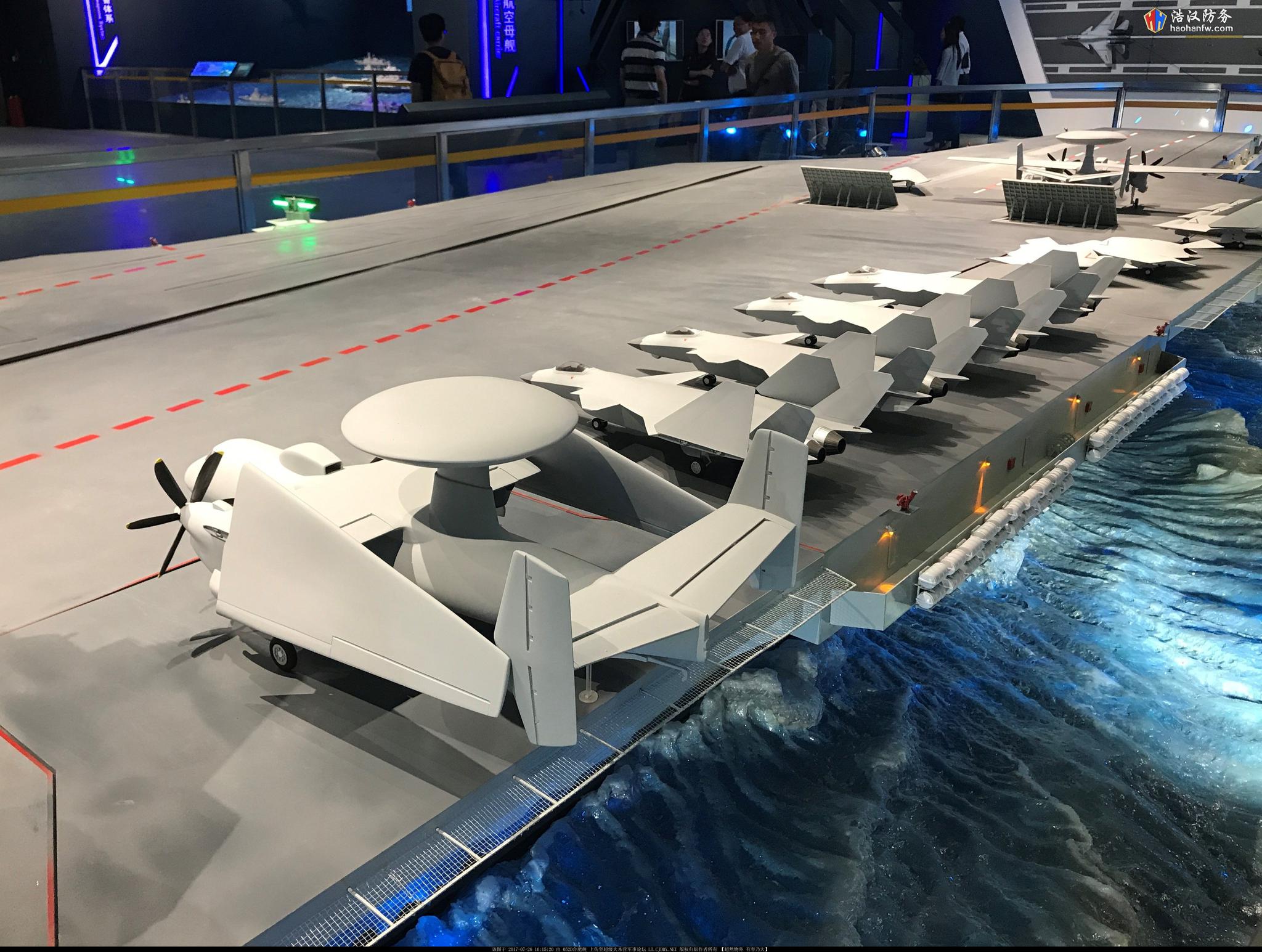 军博展出全新航母 直通甲板配舰载版歼-20