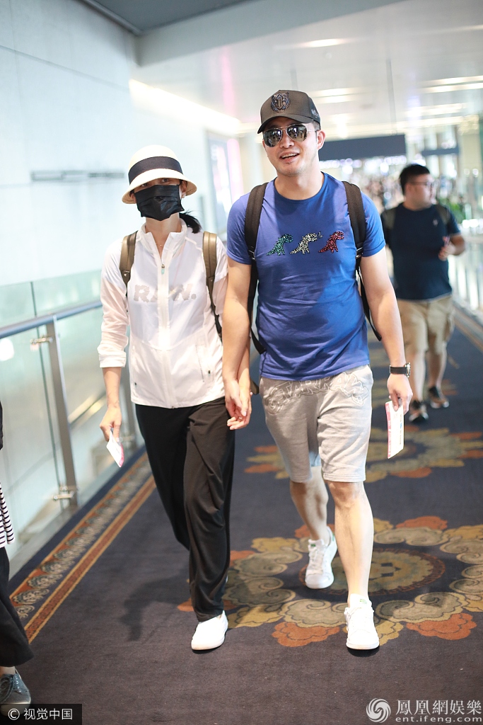 低调装扮高调撒糖 沙溢胡可十指紧扣现身机场