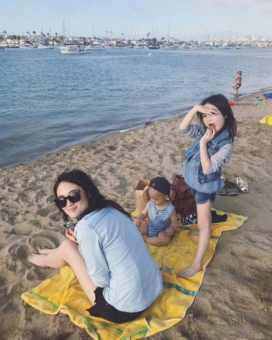 李小鹏一家沙滩上玩耍 奥莉戴墨镜摆pose十分有范儿