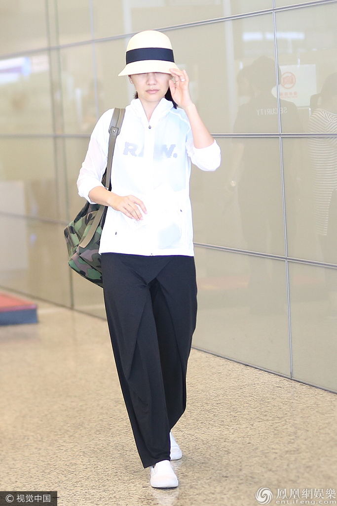 低调装扮高调撒糖沙溢胡可十指紧扣现身机场