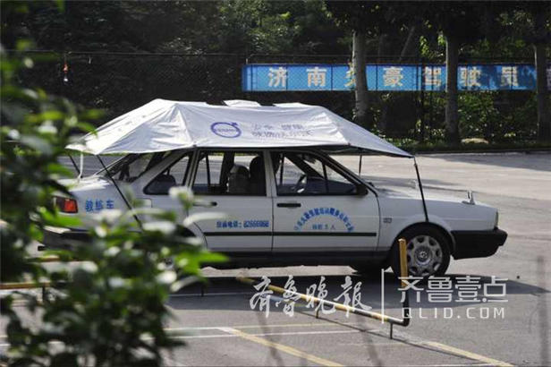 高温天 济南驾校教练车撑遮阳伞