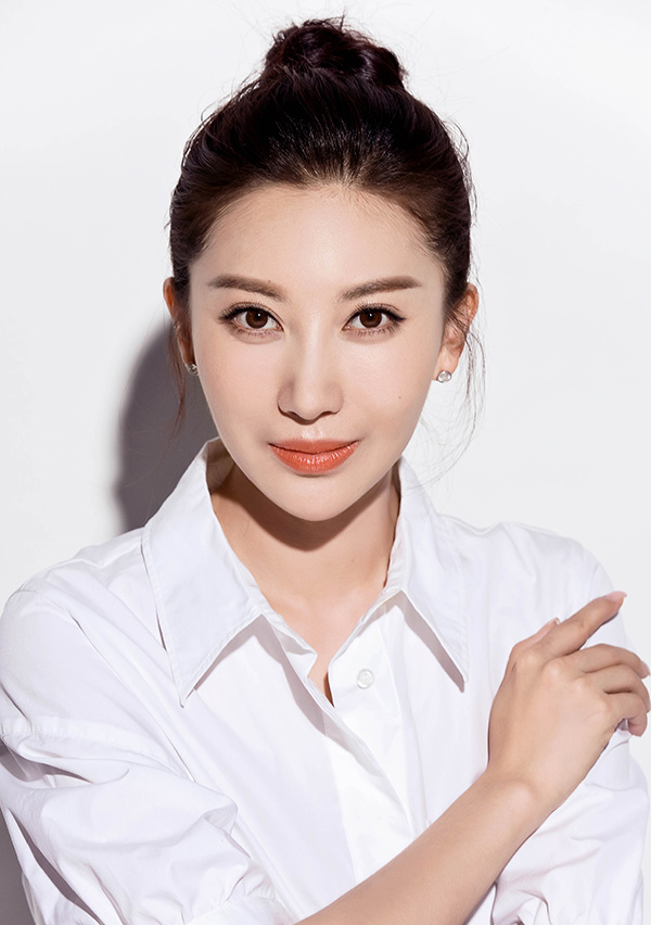 殷旭氧气系写真曝光 清爽笑容尽显优雅