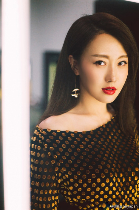 潘长江女儿潘阳大秀香肩妩媚迷人