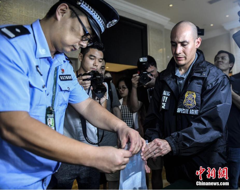 由美國司法部法警局押解回國