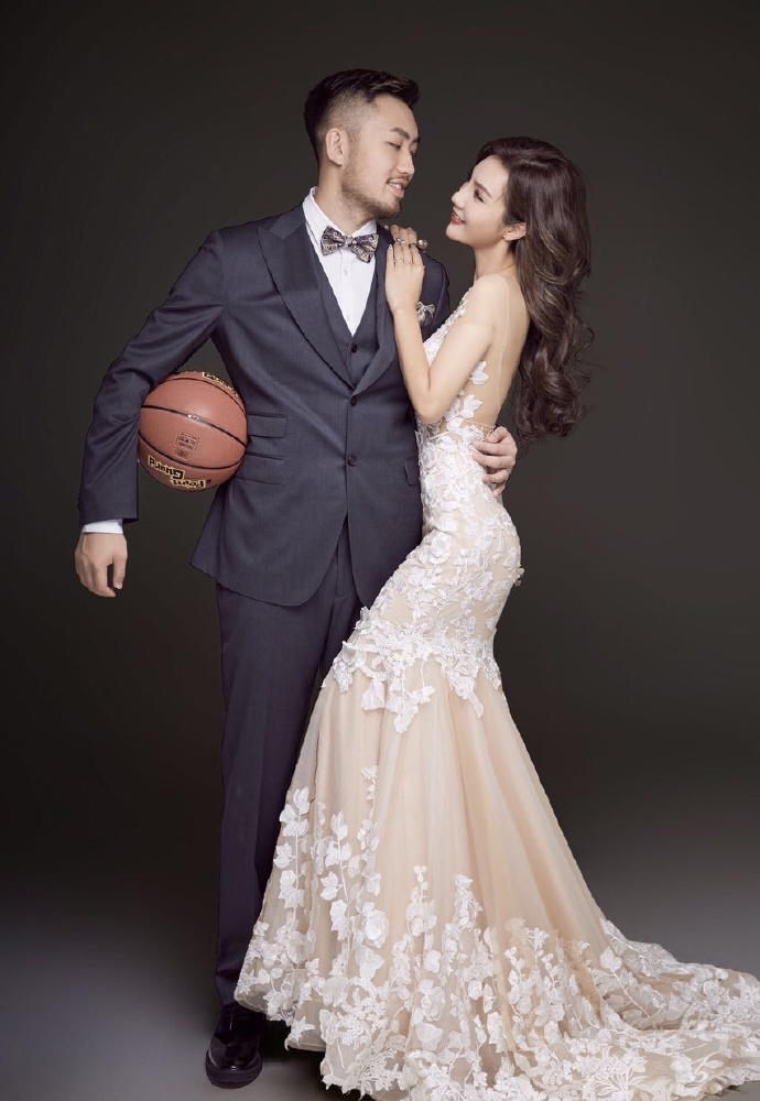 婚纱照必然不能少了篮球这一重要元素.