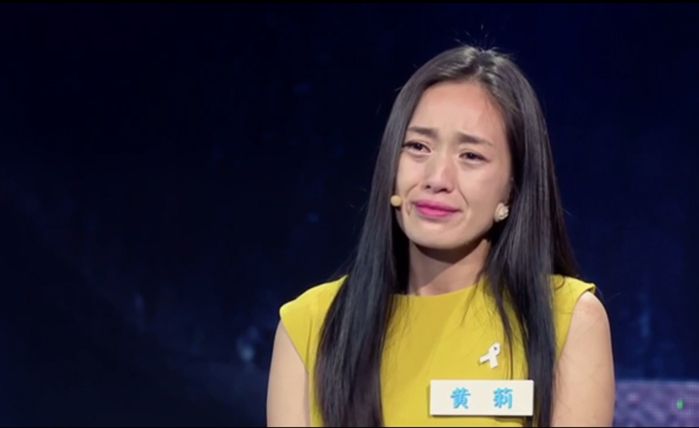 正文1/5 父亲打母亲,母亲就趁父亲不在打女儿,美女导演黄莉11岁遭受