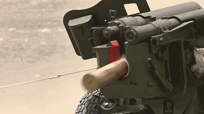 组织官兵在全战术背景情况下,持续13个小时,进行跨昼夜实弹射击考核