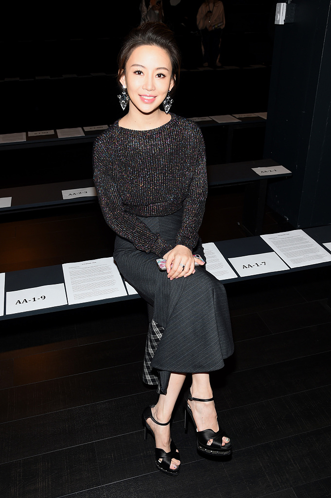 潘晓婷黑色长裙亮相纽约时装周