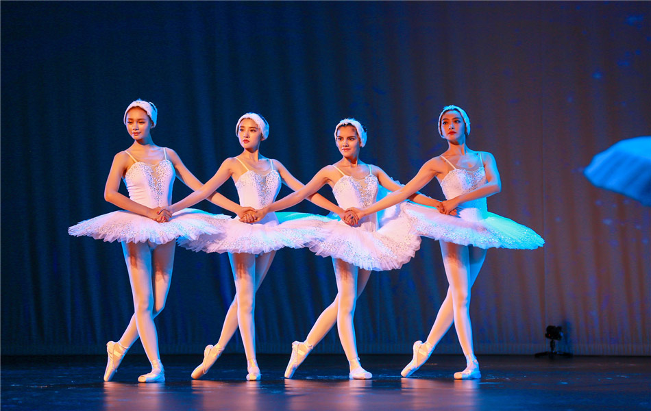 《我们来了2》设置挑战 蒋欣唐艺昕集体跳芭蕾舞