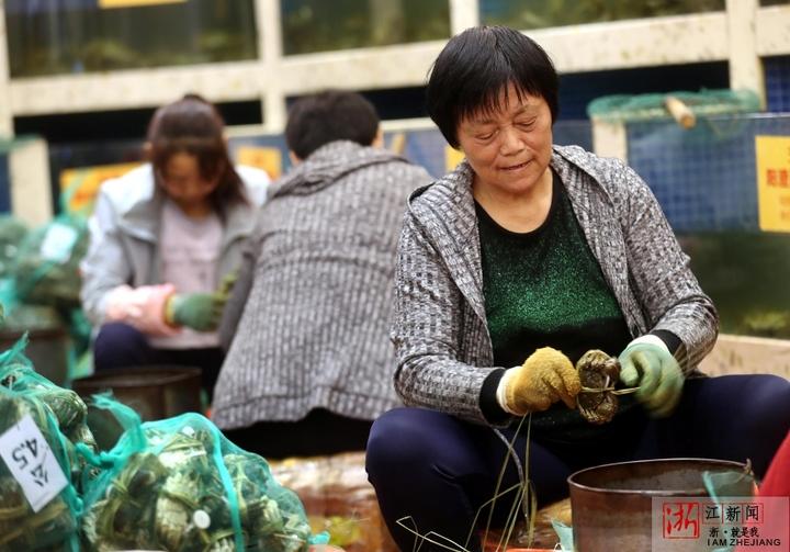 吃螃蟹季节一到,她们就月入上万