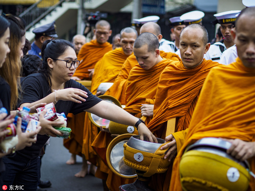 泰国199名僧侣一路接受馈赠 【一点资讯】
