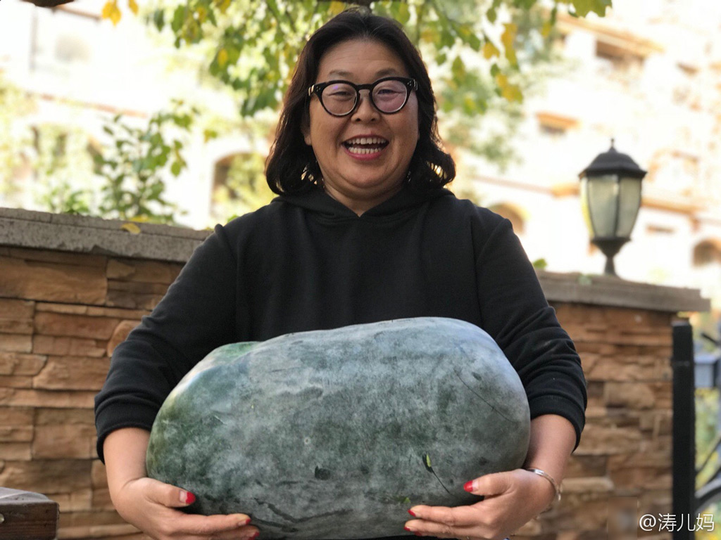 照片中,她种的冬瓜大到抱不动,杜海涛妈妈笑容满面,看起来心情超级好