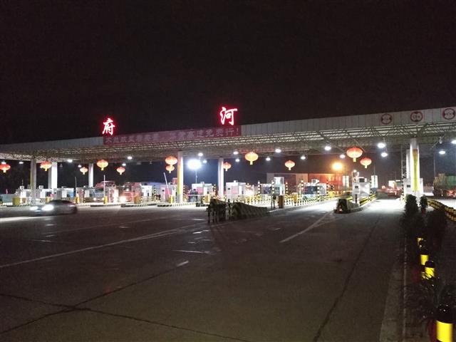 湖北日报:26日凌晨零时2分,武汉岱黄高速府河收费站,一辆牌号为"鄂ak3