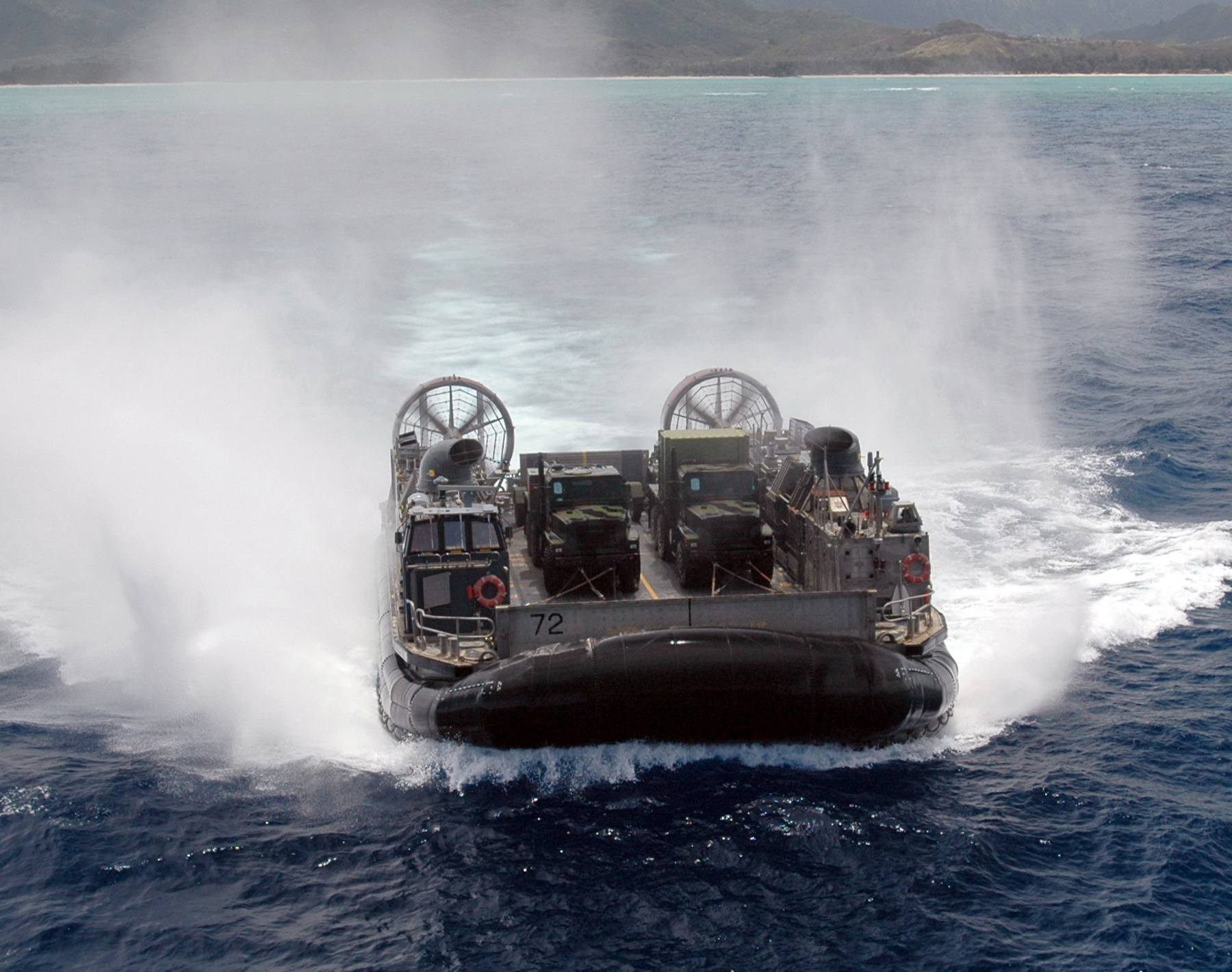 图为美军lcac通用气垫登陆艇,该登陆艇作为两栖攻击舰重要的配套装备