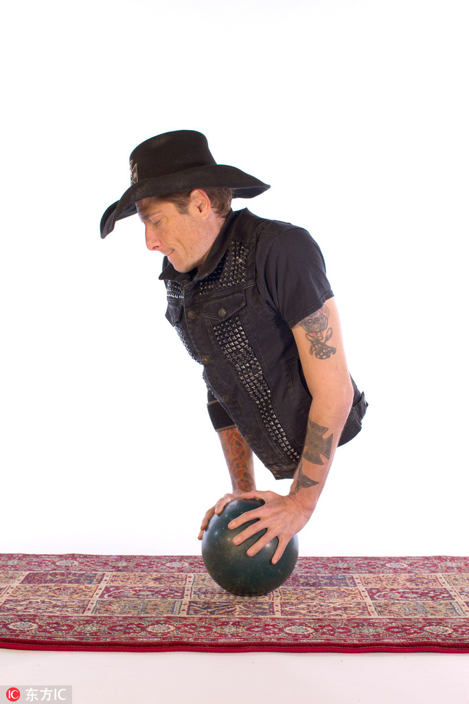 手掌上的人生 美国半身人杂耍表演技艺惊人
