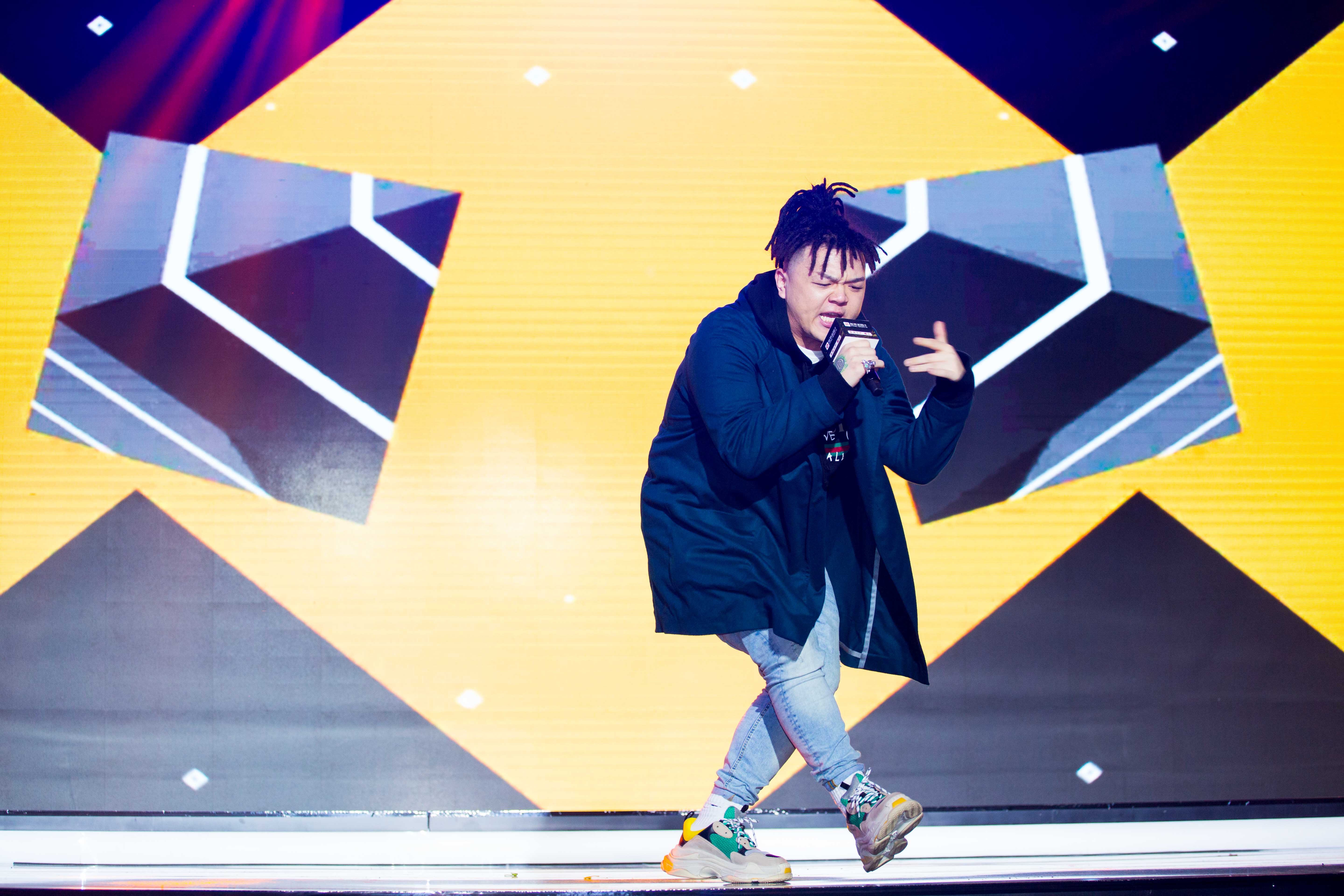 图为艾福杰尼献唱《1992 part Ⅲ 上》.