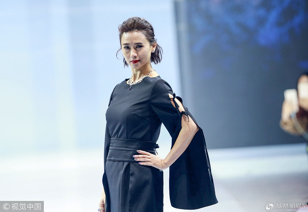 49岁翁虹穿长裙走秀 风韵犹存气场强大