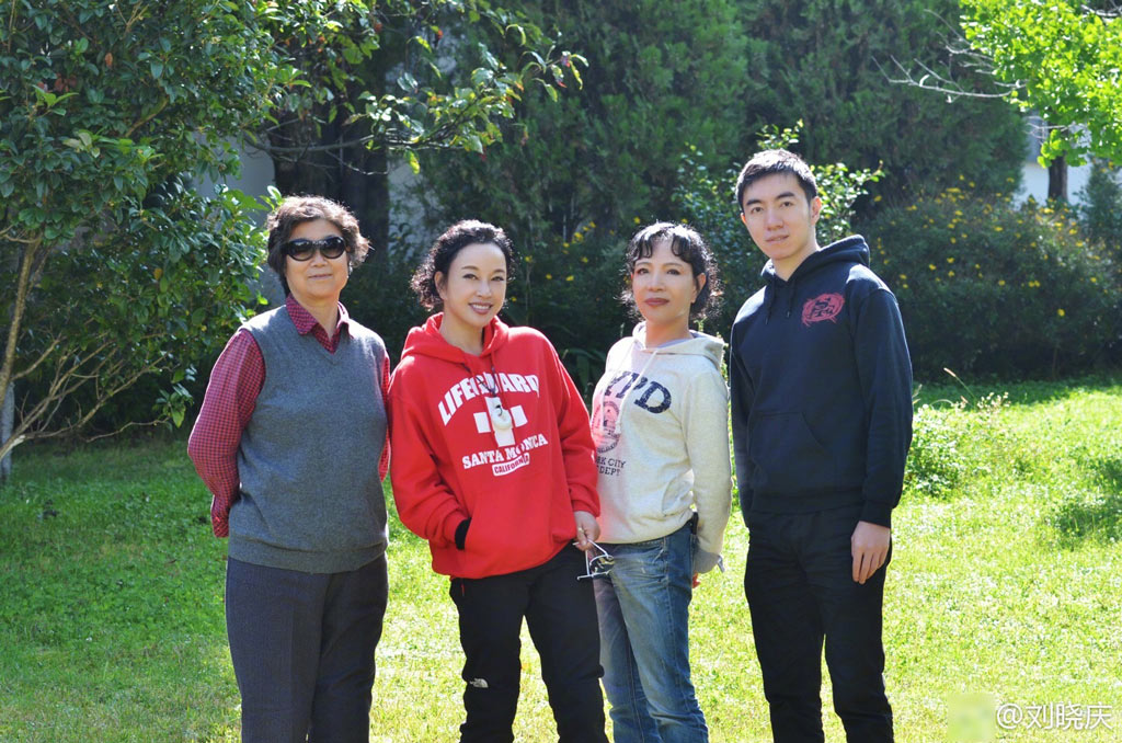 62岁刘晓庆晒全家福穿红衣显年轻