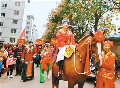 新郎骑马走在前面 记者 黄亚平 摄原标题:骑马来娶亲本报讯 (记者 黄