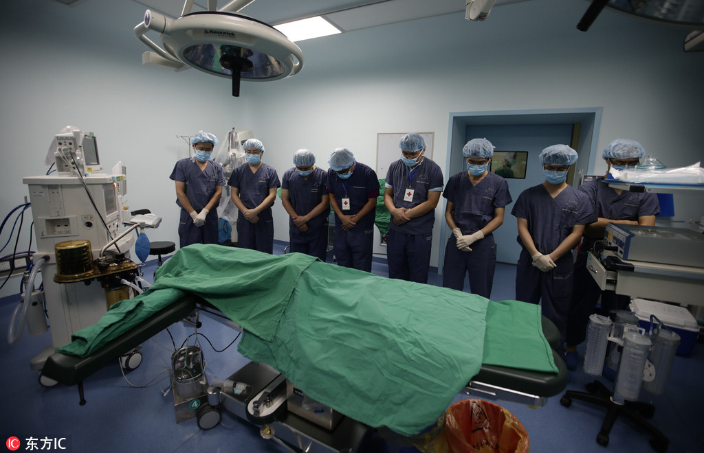 单亲父亲含泪捐献儿子遗体