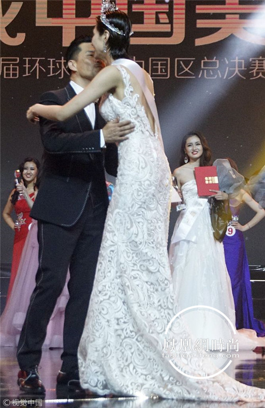 图为邱蔷与颁奖嘉宾吕良伟热情相拥,两人上演了一幕"最萌身高差".