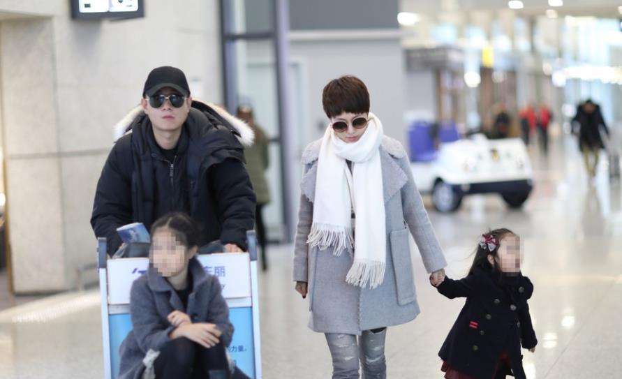 文章紧捂女儿脸快步疾走 9岁爱马水灵不输马伊琍