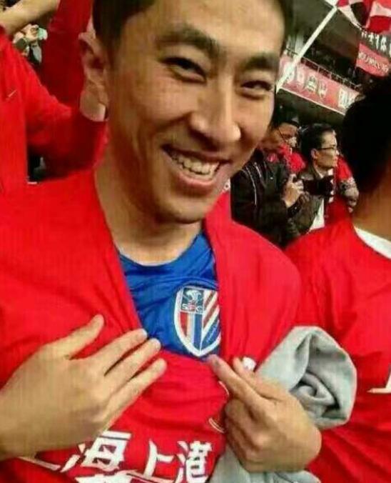 上港全程黑脸领奖 球衣被扔进垃圾桶