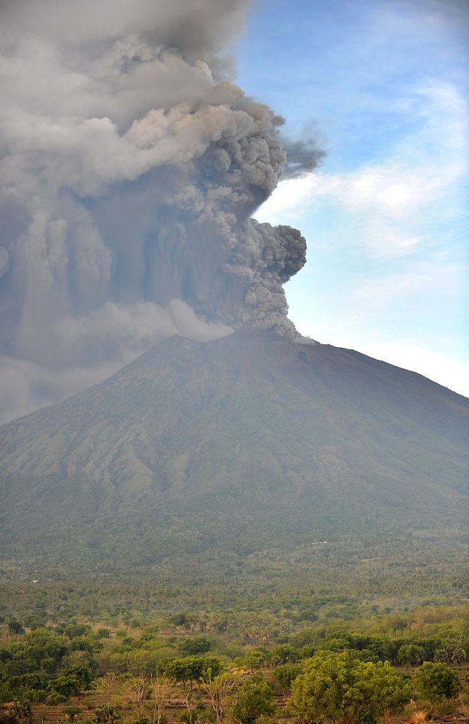 印尼巴厘岛阿贡火山喷发 火山灰直冲云霄小朋友淡定拍照