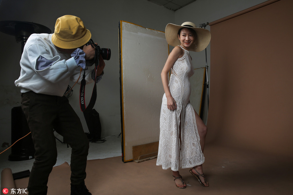 90后准妈妈怀孕5个月 仍坚持给网店拍摄