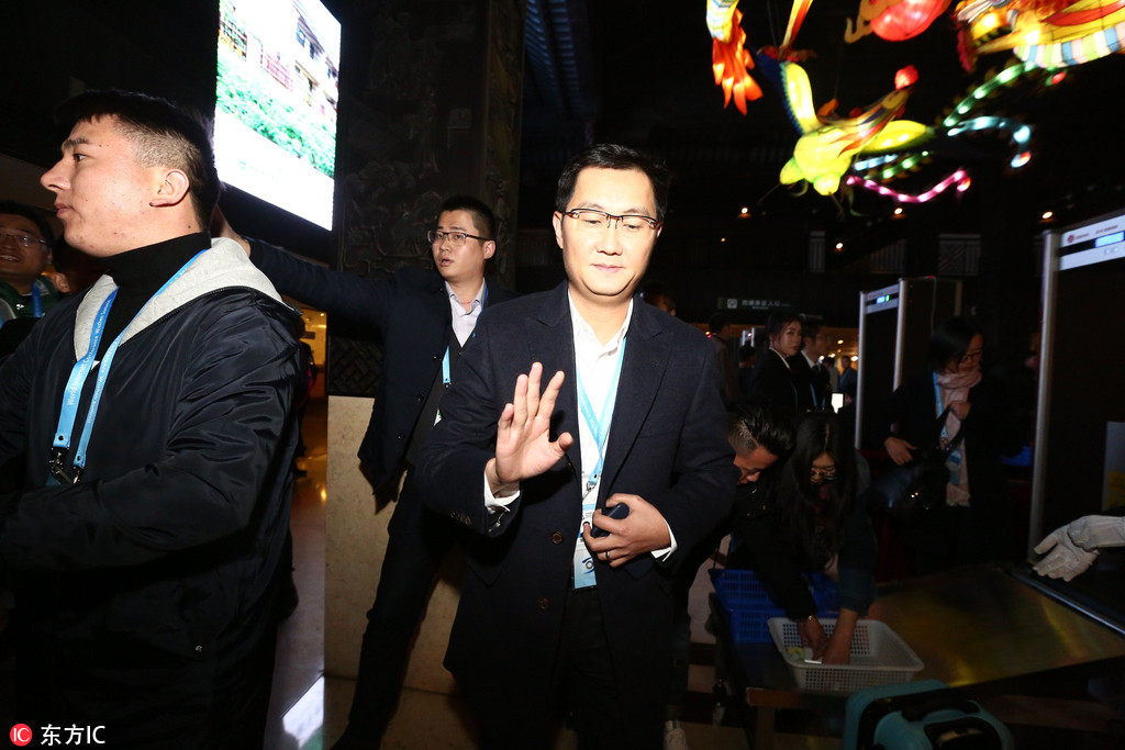 世界互联网大会:马化腾深夜现身乌镇景区 被热情游客拍到直摇手
